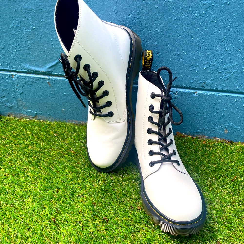 1460 WOMEN'S PATENT LEATHER LACE UP BOOTS